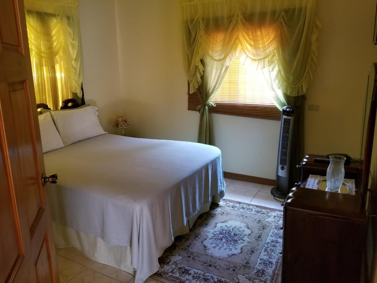 Cliffe Ranch Βίλα Μαντεβίλ Εξωτερικό φωτογραφία